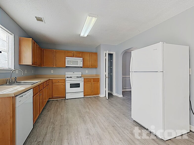 Building Photo - 2372 Creel Rd