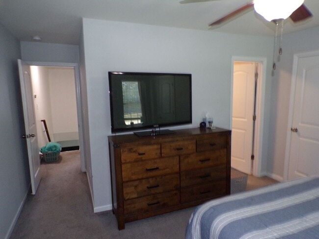 Building Photo - Two Bedroom Two and half Bathrooms Townhome!