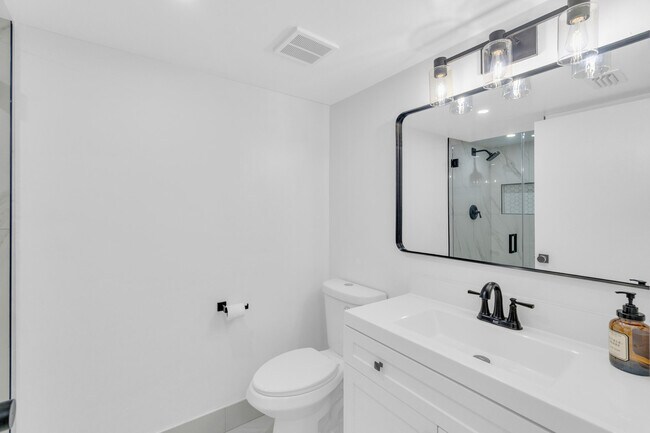 Building Photo - 400 Crestwood Ct N