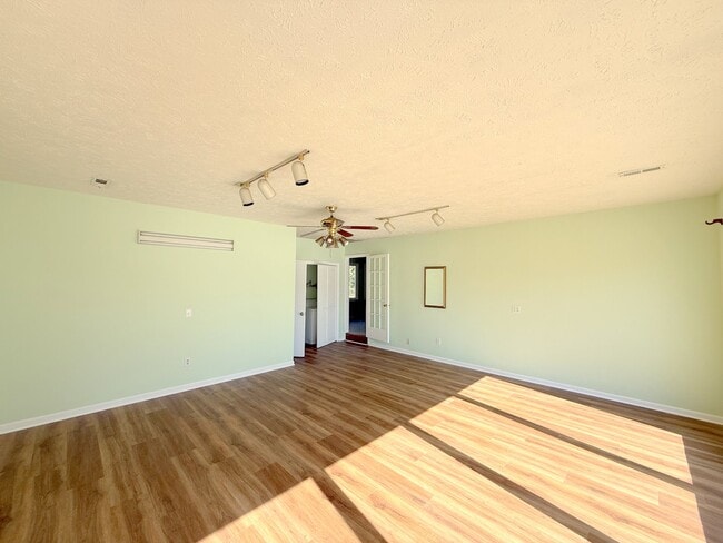 Building Photo - 158 Lewis Ln