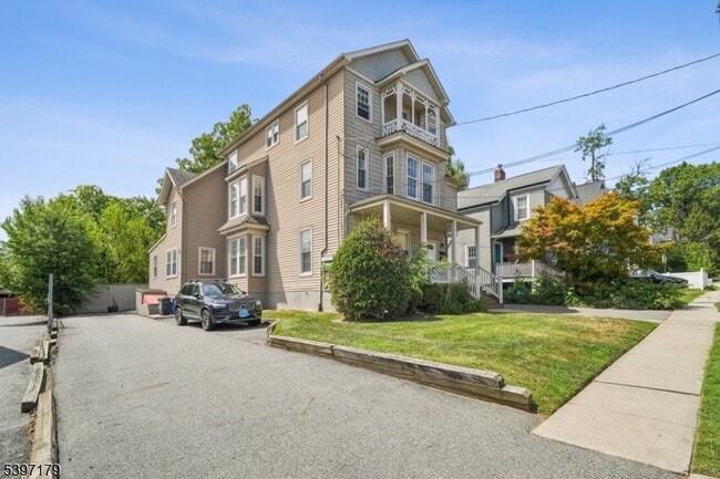 Building Photo - 141 Walnut St