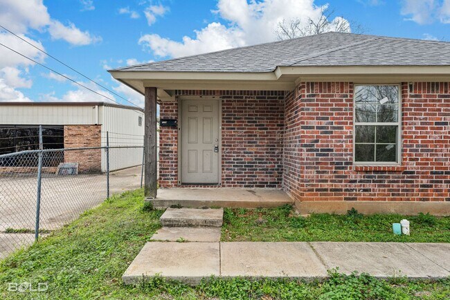 Building Photo - 1719 Lakeshore Dr