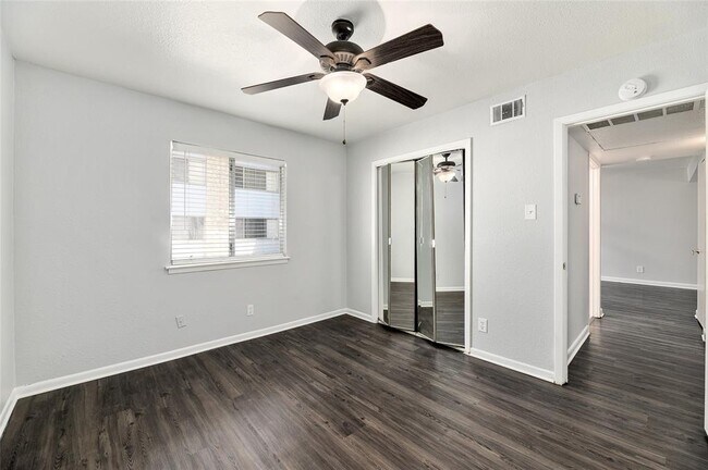 Building Photo - 2408 Longview St