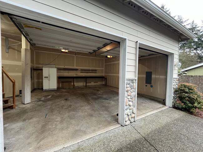 Building Photo - Edmonds 3bed 2.5 House with large yard clo...