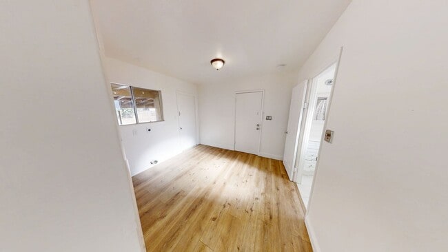 Building Photo - Fresh 3BR/2BA • Pet Friendly • Garage • Mo...