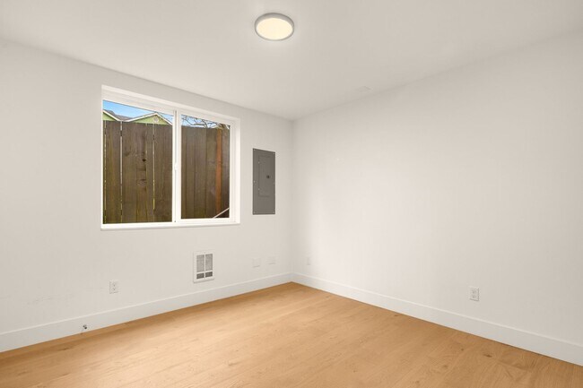 Building Photo - Gorgeous Urban Madrona 3-bedroom home