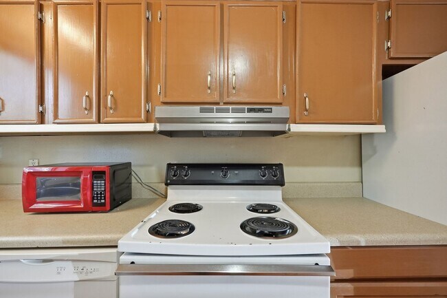 Building Photo - Charming 2 Bedroom with community pool!