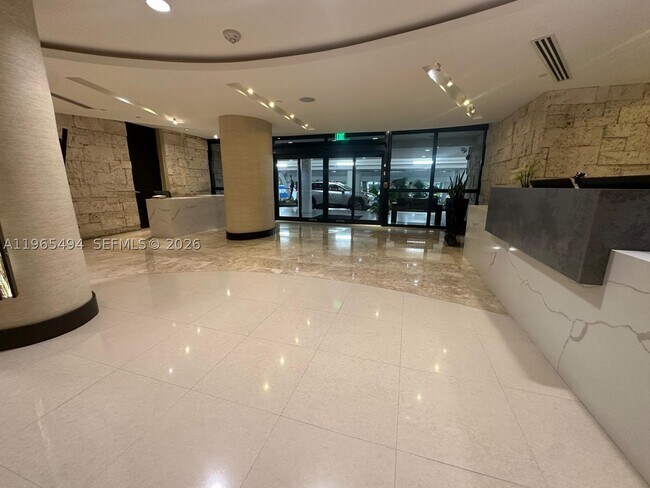 Building Photo - 2555 Collins Ave
