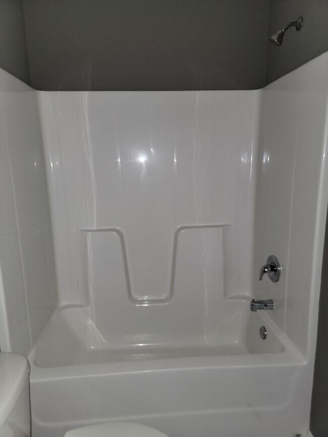 Building Photo - Beautiful & Spacious 3 Bedroom, 2 Bathroom...