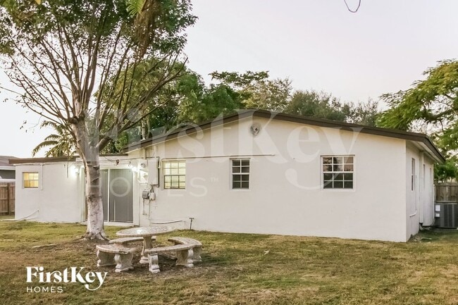Building Photo - 9880 Martinique Dr