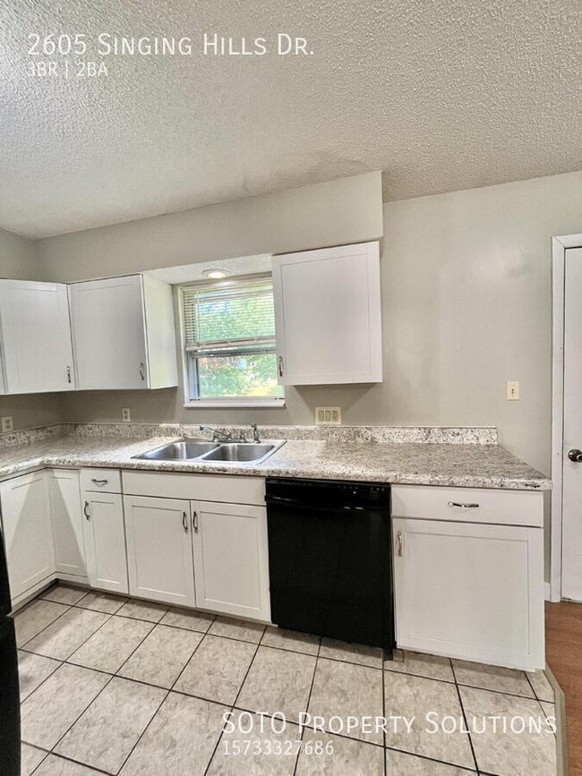 Building Photo - 2605 Singing Hills Dr
