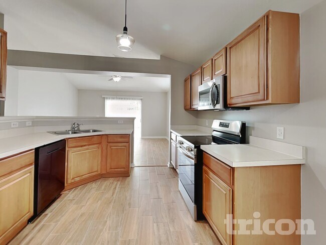 Building Photo - 1420 Shorewood Dr