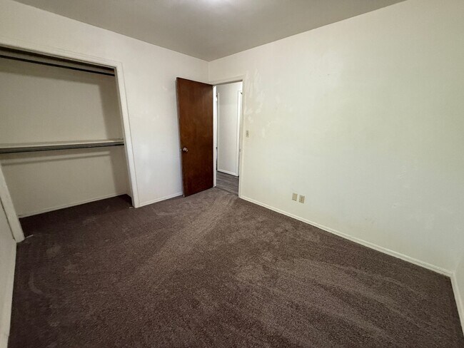 Building Photo - Three bedroom duplex with vinyl flooring. ...