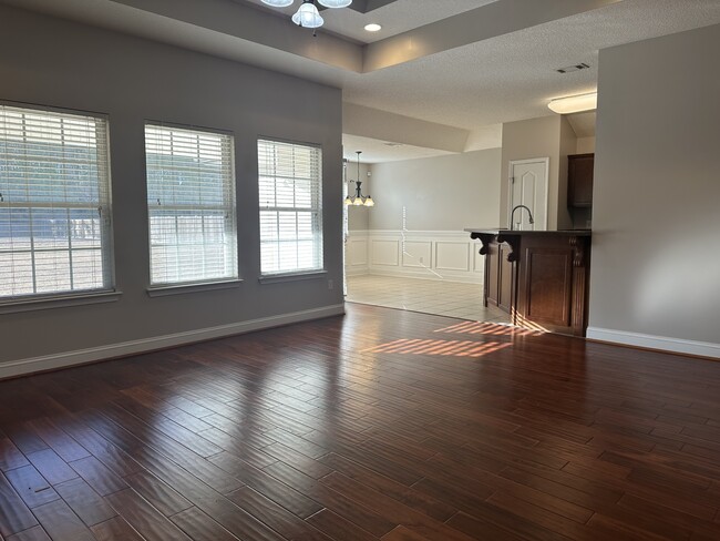 Building Photo - 59 Forest St NE