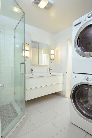 Building Photo - 519 E Providencia Ave