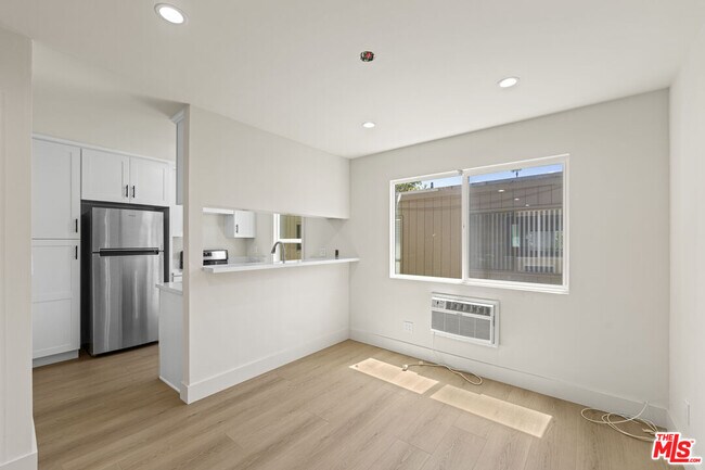 Building Photo - 635 Westmount Dr