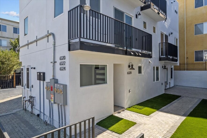 Building Photo - 6322 Willoughby Ave