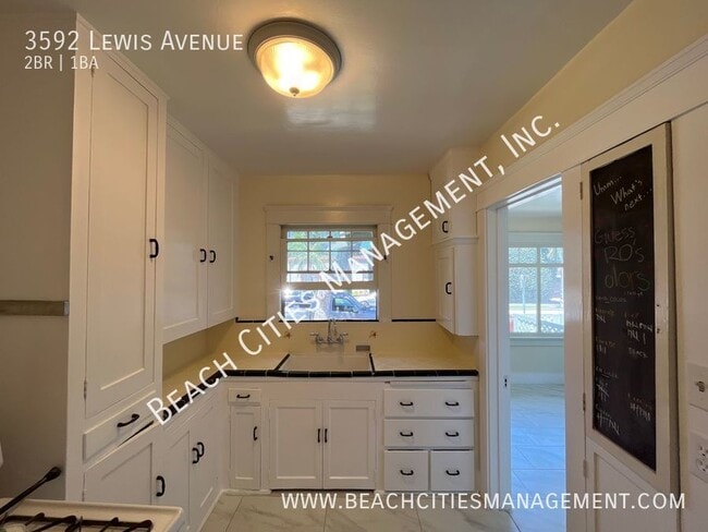 Building Photo - 3592 Lewis Ave