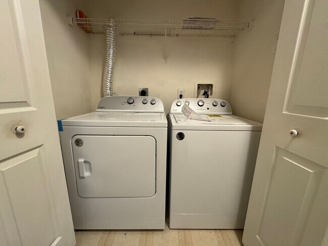 Building Photo - Spacious 3 Bed 3 Bath Condo With Balcony I...