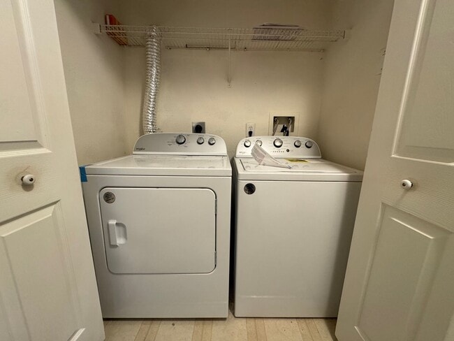 Building Photo - Spacious 3 Bed 3 Bath Condo With Balcony In Gates Of Fair Lakes