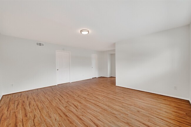 Building Photo - 500 N Post Oak Ln