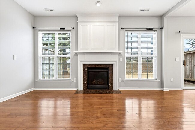 Building Photo - Cozy 3BR Townhouse in Glenwood Crossing!