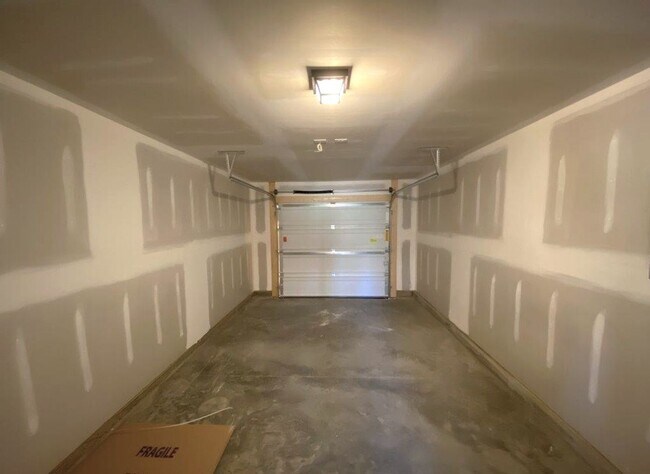 Building Photo - Beautiful 3 Bedroom, 2 1/2 Bathroom Home off Robinhood Rd in Winston!