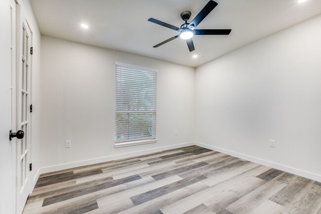 Building Photo - RENOVATED 4-BEDROOM IN SOUTH SAN ANTONIO