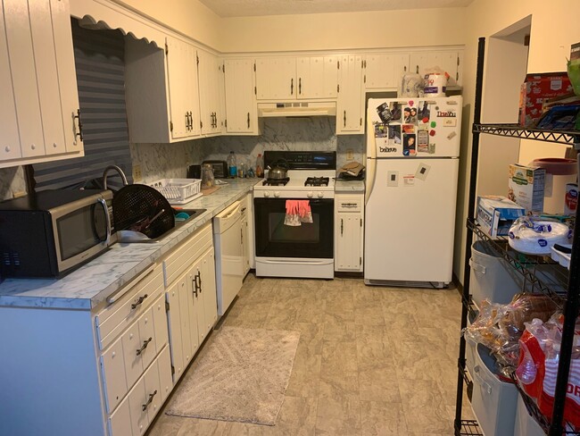 Building Photo - 2 Br / 1 Ba TH w/ 1-Car Garage in Brooklyn...