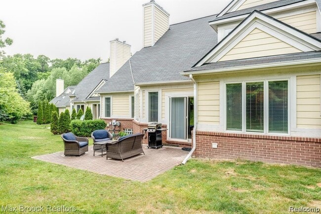 Building Photo - 1050 Oakwood Dr