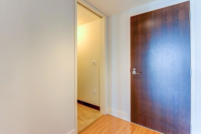 Building Photo - Elevated 1BR at Enso | Lake Views, Parking, Prime Location