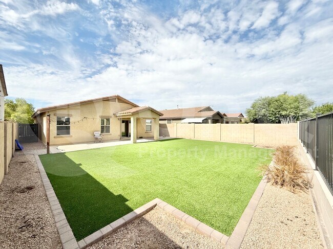 Building Photo - 1032 E Daniella Dr