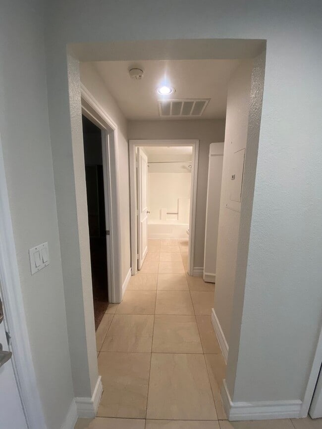 Building Photo - Gorgeous unfurnished 1 bedroom at the fabulous Meridian