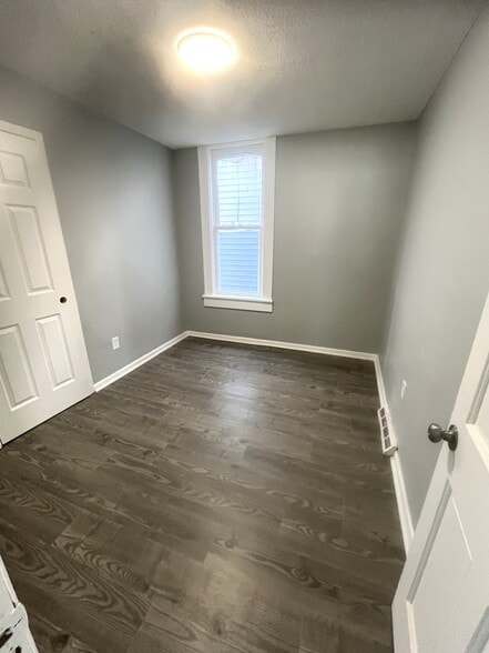 Building Photo - 417 W 17th St