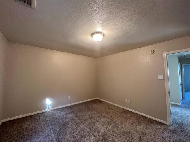 Building Photo - 2339 Plantation Bend Dr