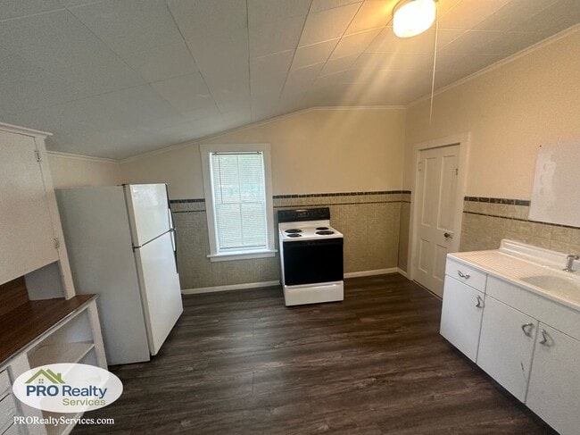 Building Photo - 2 Bedroom Home with an Office/Den Space