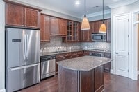 Building Photo - Excellently maintained 1 bedroom, 1.5 bath...