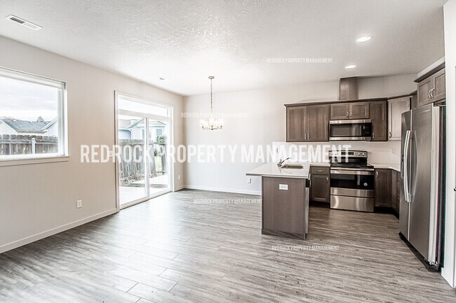 Building Photo - 323 Woodlawn Ln