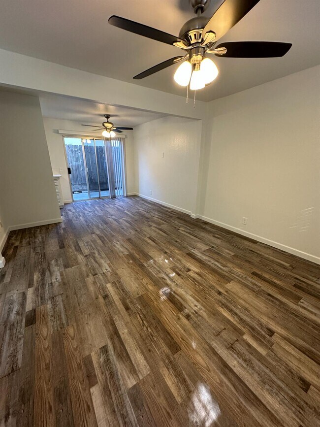 Building Photo - 1069 Cherry Ln