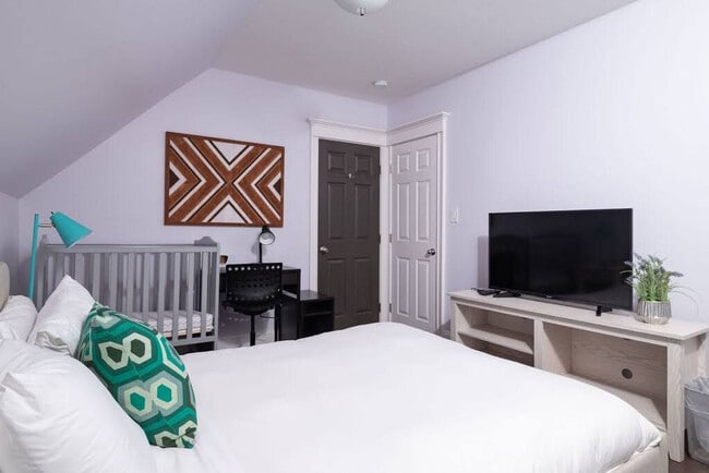 Building Photo - 22 Thurman St