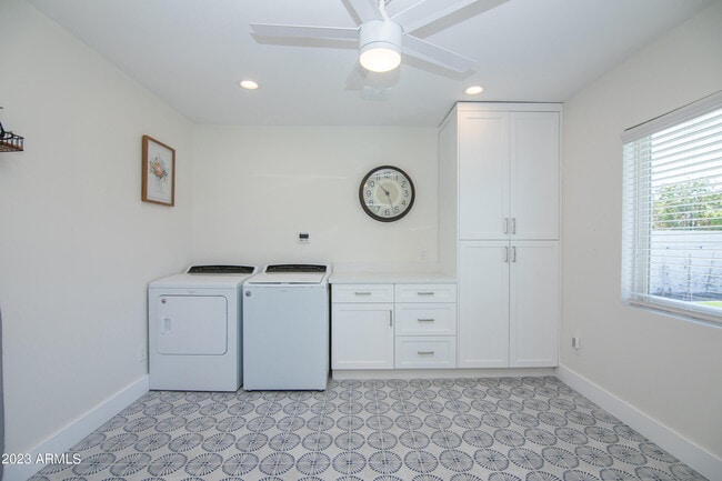 Building Photo - 4335 E Clarendon Ave