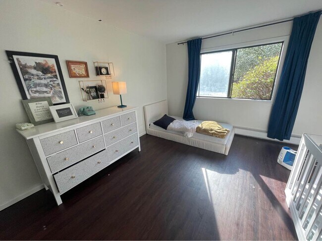 Building Photo - 1304 W Medicine Lake Dr