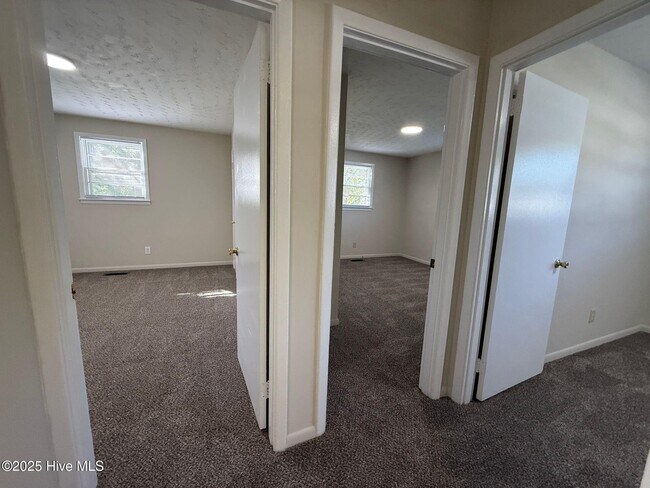 Building Photo - 712 W Pineland Dr