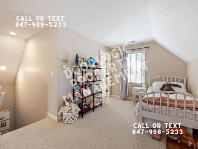 Building Photo - 735 W 8th St