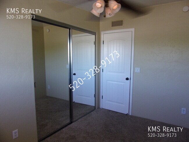 Building Photo - 5625 S Irving Dr