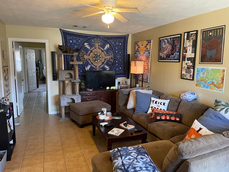 Building Photo - AUGUST 2026 PRE-LEASE!  Charming 3 Bed, 2 Bath Duplex in Great Location!