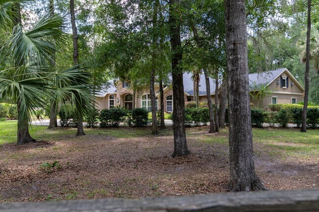 Building Photo - Executive Gainesville Rental: Custom 4 Sui...