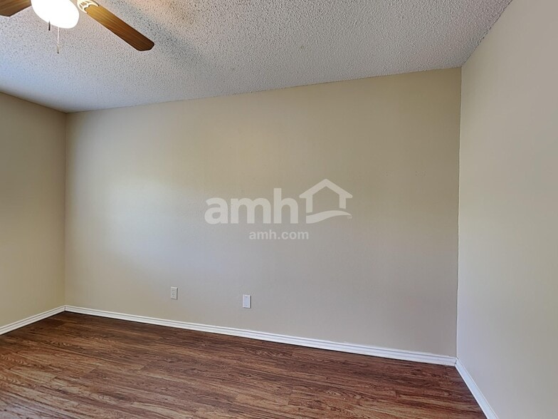 Building Photo - 11011 Victors Hl