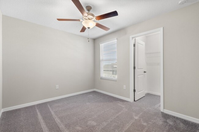 Building Photo - "Spacious 5-Bedroom Retreat in Apollo Beach - Modern Living with 2.5 Baths on White Chicory Dr!"