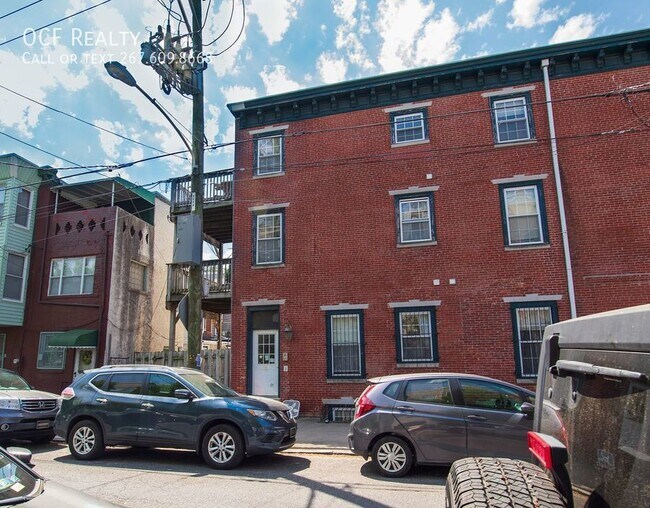 Building Photo - Three Bedroom Graduate Hospital Apartment
